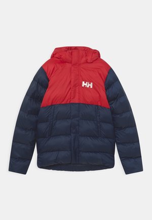 Röd och marinblå puffjacka med huva, med horisontell sömnad, sidofickor och en vit logotyp på bröstet. Slät textur.