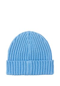 Jasnoniebieska dziana czapka z prążkowaną fakturą, z podwiniętym mankietem i pionowym wzorem ściegów na całej powierzchni.