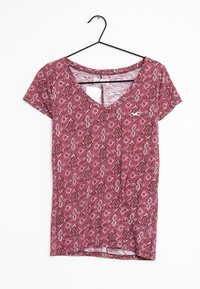 Vínové tričko s výstřihem do V a krátkými rukávy, zdobené složitým květinovým vzorem v jemných tónech a malým logem na levé straně hrudi.