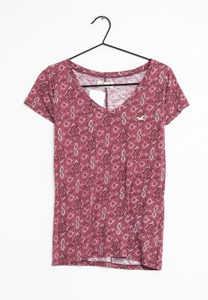 Vinröd V-ringad T-shirt med korta ärmar, med ett intrikat blommönster i ljusa toner och en liten logotyp på vänster bröst.