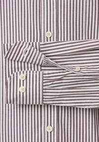 Gestreepte blouse met dunne witte en bordeauxrode lijnen, voorzien van een opgevouwen manchet, knoopsluitingen in een natuurlijk materiaal en een soepele textuur.
