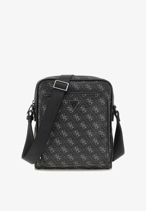 Borsa a tracolla nera con motivo logo, superficie testurizzata, tracolla regolabile e dettagli in tonalità argento. Design compatto rettangolare.