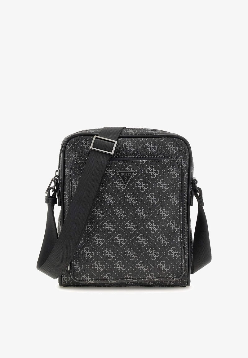 Borsa a tracolla nera con motivo logo, superficie testurizzata, tracolla regolabile e dettagli in tonalità argento. Design compatto rettangolare.