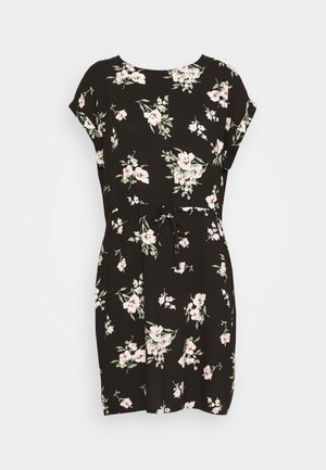 Sort kortærmet kjole med pink og hvidt blomsterprint, rund halsudskæring og bælte i taljen.
