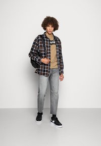 Levi's® GRAPHIC CREWNECK TEE - T-shirts med print - petrified oak