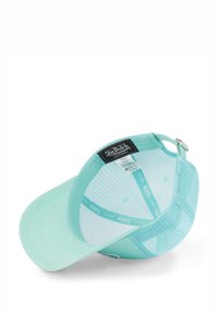 Una gorra verde menta con parte frontal sólida, parte trasera de malla, correa ajustable y una etiqueta que muestra "Von Dutch California".