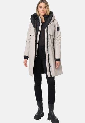 Lichtgrijze lange parka met een zwarte capuchon en accenten, rits- en drukknoopsluiting, en zijzakken; gestructureerde stof, getailleerde silhouette.