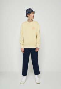 Levi's® GRAPHIC CREW - Camisola - yellows/oranges