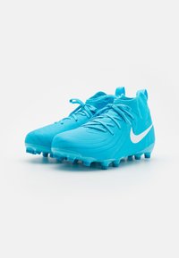 Blå fotbollsskor i syntetmaterial med texturerad yta, med en vit swoosh-logotyp och flera gummistift på yttersulan.
