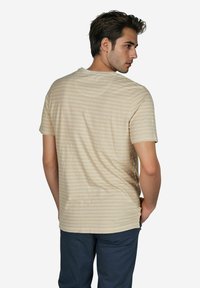 Beige gestreiftes T-Shirt mit Rundhalsausschnitt, kurzen Ärmeln und lockerer Passform, aus weichem Stoff, von hinten gezeigt.
