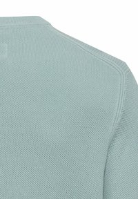 Lichtblauwe gebreide trui met een gestructureerde weving, geribbelde randen en een gladde afwerking. Geen zichtbare logo's of patronen.