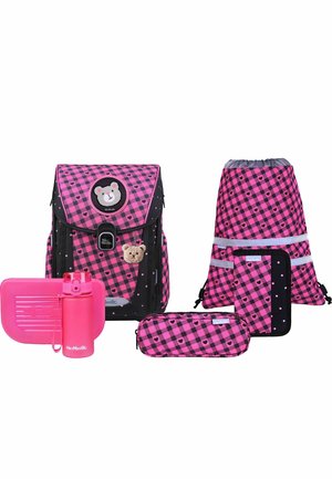 Juego de mochila escolar de cuadros rosa y negro con parches de oso, bolsa con cordón, estuche para lápices, cuaderno, fiambrera y botella de agua.