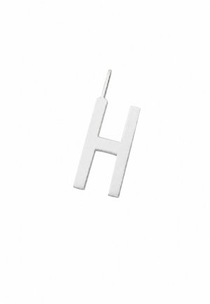 Ein einzelner silberner Metallohrring in Form des Buchstabens H mit geradem Stecker auf weißem Hintergrund.