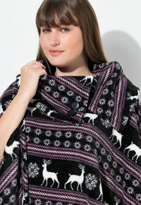 Ulla Popken NORDIC PRINT STRETCH PLUSH LOUNGE PONCHO - Župan - black