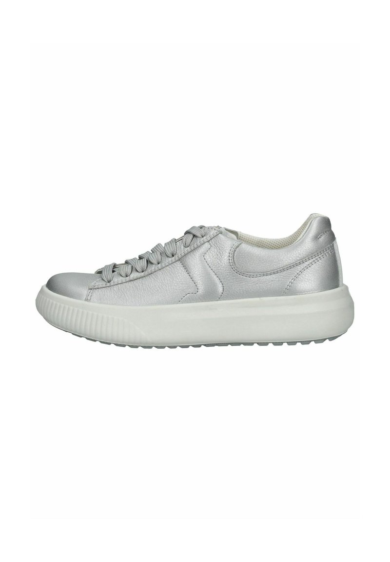 Sneaker argento con tomaia testurizzata e suola bianca a contrasto. Presenta una punta rotonda, lacci arrotondati e un tallone liscio.