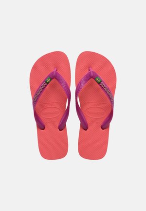 Porinė rožinių spalvų atidaryti šlepetės su violetinėmis juostelėmis, ant kurių yra mažytė Brazilijos vėliava ir prekės pavadinimas.