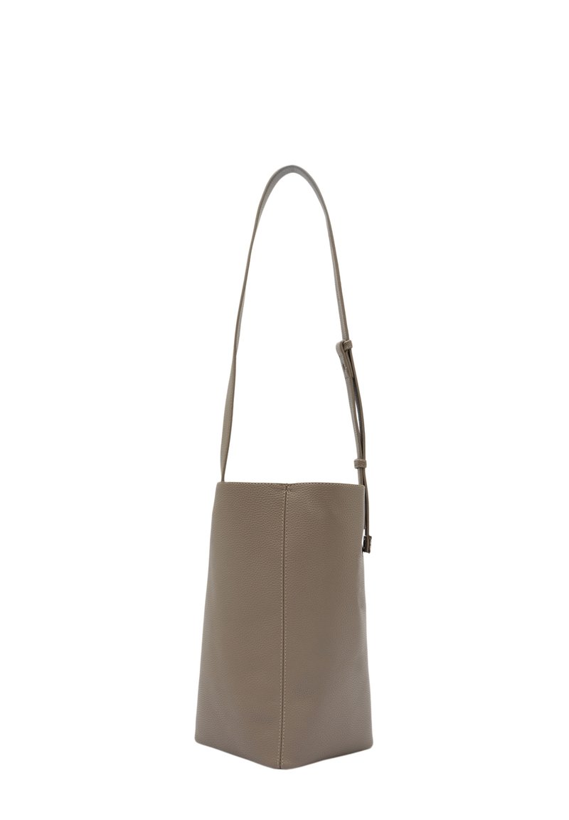 Borsa in pelle grigia con texture, design affusolato, tracolla regolabile e finitura liscia. Caratterizzata da uno stile minimalista e senza hardware visibile.