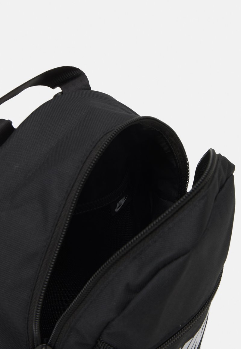 Zaino nero con apertura a zip. Realizzato in tessuto resistente, presenta una tasca interna in rete e un logo ben visibile all'interno.