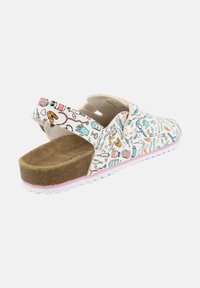 Sandal bianco con motivi colorati a tema sanitario, soletta in sughero, cinturino regolabile e rifinitura rosa attorno alla suola.