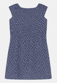 Granatowa sukienka wykonana z lekkiego materiału, z białym kwiatowym wzorem, krótkimi rękawami i marszczoną talią.