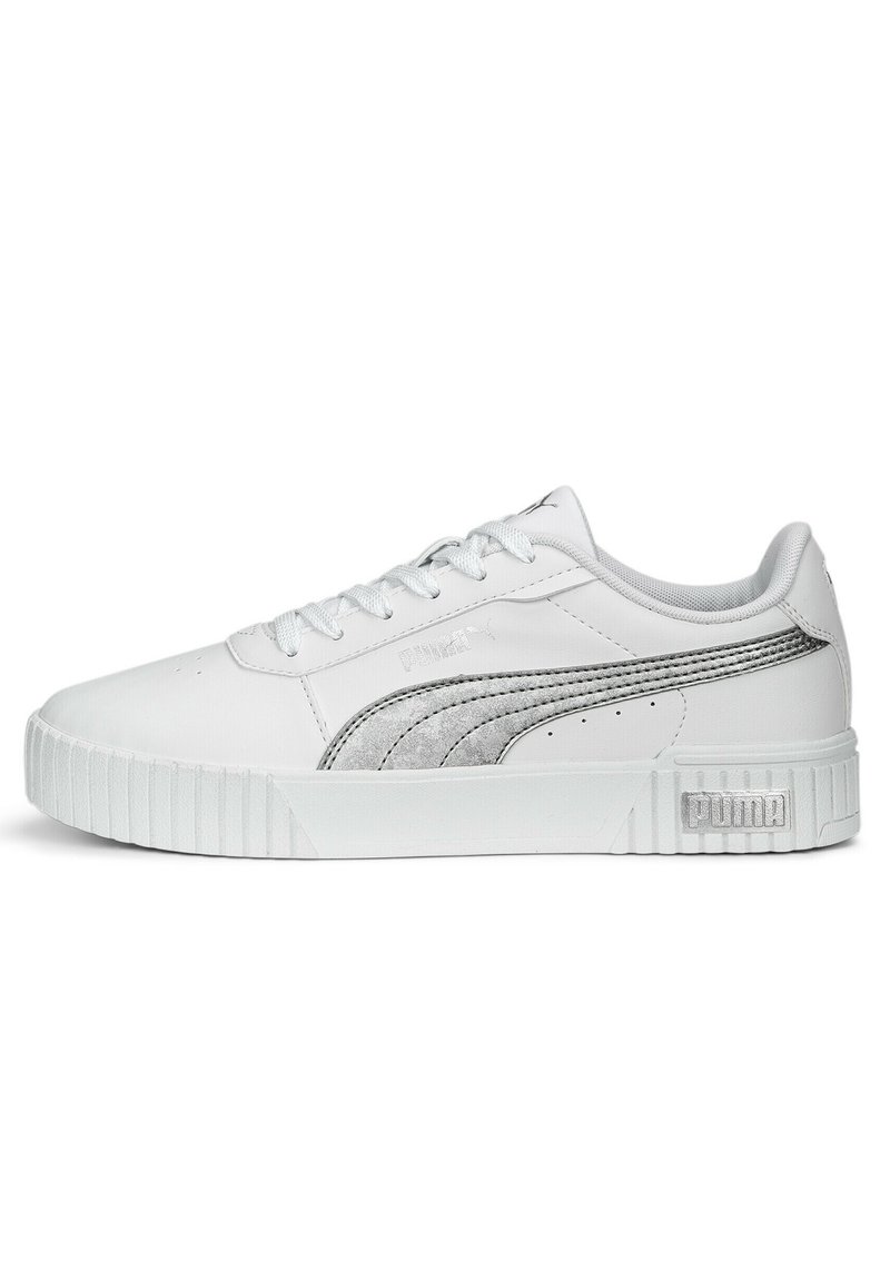 Witte sneaker met een gestructureerde grijze Puma-streep, gewatteerde kraag en dikke rubberen zool. Voorzien van zes veterogen en een textuur voor grip op de zool.