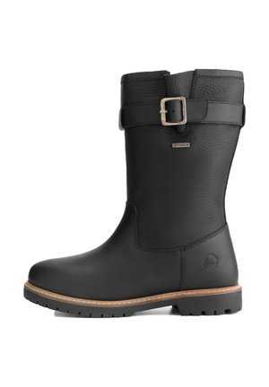 Zwarte leren kniehoge laars met een gestructureerde afwerking, metalen gespdetail en rubberen zool met een robuust profiel voor grip.