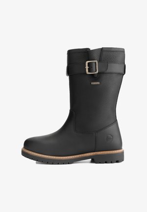 Zwarte leren kniehoge laars met een gestructureerde afwerking, metalen gespdetail en rubberen zool met een robuust profiel voor grip.