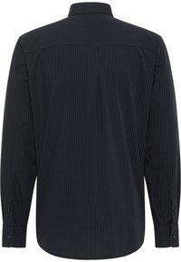 Camicia a scacchi blu scuro con maniche lunghe, colletto cha perde e polsini con un solo bottone. Il tessuto appare liscio con una leggera texture.