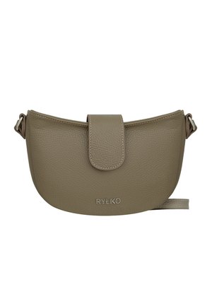 Mała torebka na ramię z taupe skórą, o zakrzywionym kształcie, z przeszywanym zamknięciem na klapę, regulowanym paskiem oraz srebrnym logo "RYŁKO" na froncie.