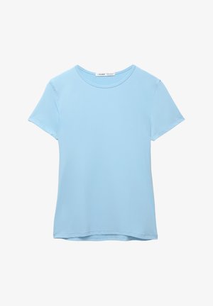 T-shirt azzurro chiaro a maniche corte realizzato in tessuto morbido. Presenta un colletto rotondo e un orlo dritto con cuciture minime.