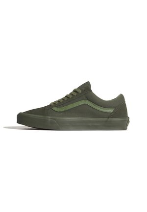 Sneaker basso con lacci in verde oliva scuro con suola in gomma coordinata e dettaglio della striscia laterale, mostrato di profilo su sfondo bianco.