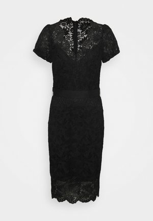 Robe noire en dentelle longueur genou avec manches courtes bouffantes, ourlet festonné, col montant et ceinture cintrée à la taille.