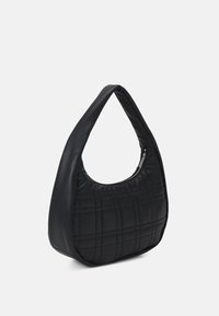 Sac à bandoulière noir matelassé avec une poignée incurvée, fabriqué en tissu doux. Dispose d'une fermeture éclair et d'une forme structurée.