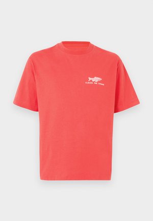 T-shirt in cotone color corallo con maniche corte, con grafica di un pesce bianco e la scritta "CHIUSO PER LE VACANZE ESTIVE" sul petto.