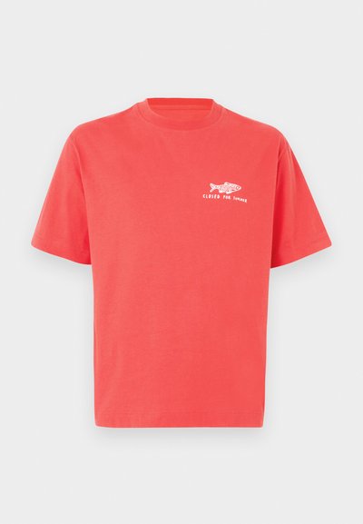 Κοραλί κοντομάνικο μπλουζάκι από βαμβάκι, με λευκό γραφικό ψαριού και το κείμενο «ΚΛΕΙΣΤΟ ΓΙΑ ΤΟ ΚΑΛΟΚΑΙΡΙ» στο στήθος.