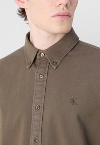 Calvin Klein Jeans GARMENT DYE SHIRT - Srajca - tarmac