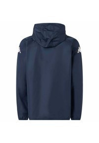 Marinblå vattentät jacka med huva, med elastiska ärmslut och en logotyp på vänster axel. Slät textur, enkel design, pullover-stil.