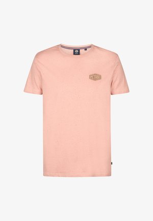Camiseta de algodón color rosa claro con mangas cortas, que presenta un acabado texturizado y un pequeño parche con el logotipo "Petrol" en beige en el pecho.