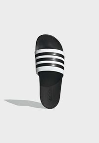 Sort slidesandal med en struktureret gummisål, der har en bred hvid rem med tre sorte striber på toppen.