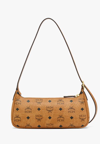 Sac à épaule en cuir tan avec une forme courbée, comportant des logos noirs imprimés et des accents en diamant. Quincaillerie dorée et une seule sangle.
