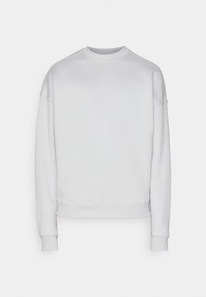 En ensfarvet hvid sweatshirt med rund hals, lange ærmer samt ribstrikkede manchetter og kant, vist på en neutral lys grå baggrund.