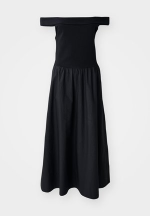 Rochie neagră, cu umerii la vedere, cu un corset mulat și o fustă fluidă, pliată, realizată dintr-un material ușor. Textură netedă, până la genunchi.