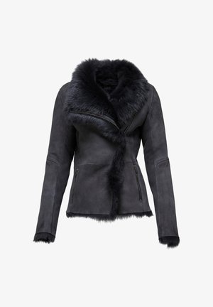 Czarna zamszowa kurtka z futrzanym kołnierzem, asymetrycznym zapięciem na zamek z przodu i zasuwanymi kieszeniami po bokach. Akcenty z puszystego wykończenia.