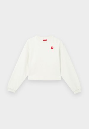 Hvit, kort sweatshirt med lange ermer, rund hals og rød logo-patch på venstre bryst. Mykt stoff og ribbede mansjetter.