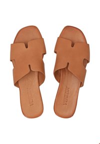 Brune læderslidesandaler med åben tådesign, brede krydsede stropper og en glat tekstureret indersål.