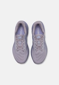 Lichtpaarse hardloopschoenen met een bovenwerk van mesh, textuurdetails en een versterkte neus. Voorzien van platte veters en het merkimago in een contrasterende kleur.