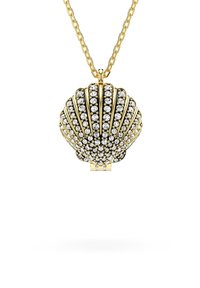 Goldschalenförmiger Anhänger mit Kristallverzierungen, der ein detailliertes geriffeltes Design und eine Kettenhalskette aufweist.