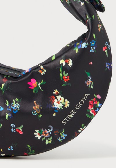 Posetă din satin negru, cu un model floral colorat. Poșeta are o formă rotundă și este purtând numele brandului "STINE GOYA."