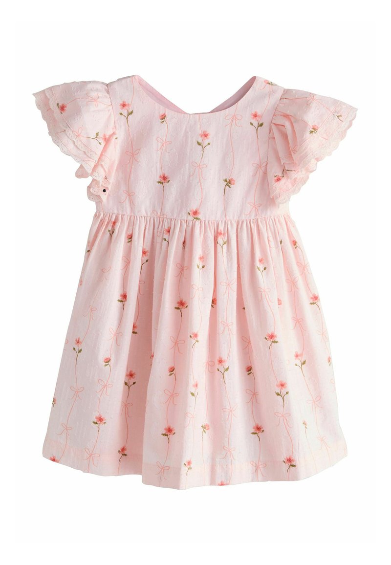 Rozā kokvilnas kleita ar īsām, viegli plandošām piedurknēm, ar ziedu rakstu, kurā redzami rozā ziedi un lentītes, savilktā jostas vietā un V veida kakla izgriezums.