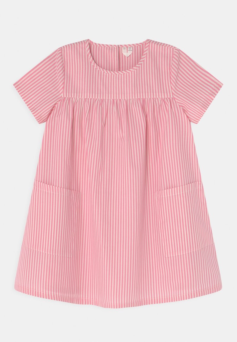 Robe courte à rayures verticales roses et blanches, manches courtes, encolure ronde, taille froncée et deux poches avant.